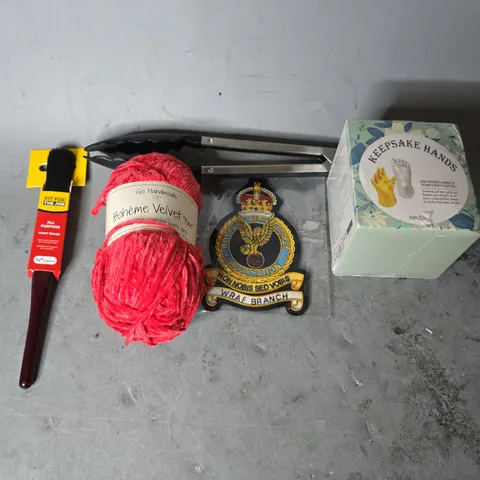 APPROXIMATELY 13 ASSORTED ITEMS TO INCLUDE - KITCHEN TONGUES , ALL PURPOSE PAINT BRUSH ETC