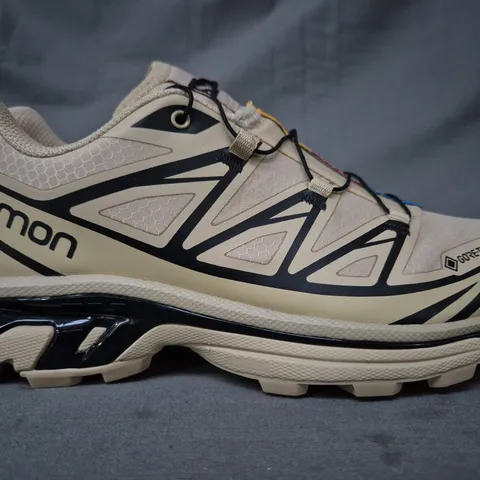 BOXED PAIR OF SALOMON XT-6 GTX SHOES IN SAFARI/BLACK UK SIZE 4.5