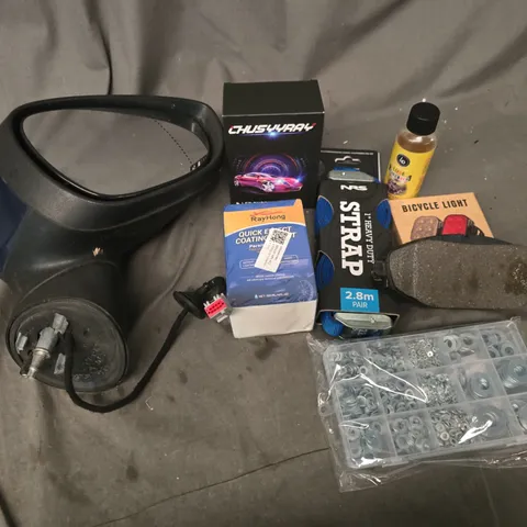 APPROXIMATELY 12 ASSORTED VEHICLE PARTS & ACCESSORIES TO INCLUDE WING MIRROR, HEAVY DUTY STRAP, BICYCLE LIGHT, ETC