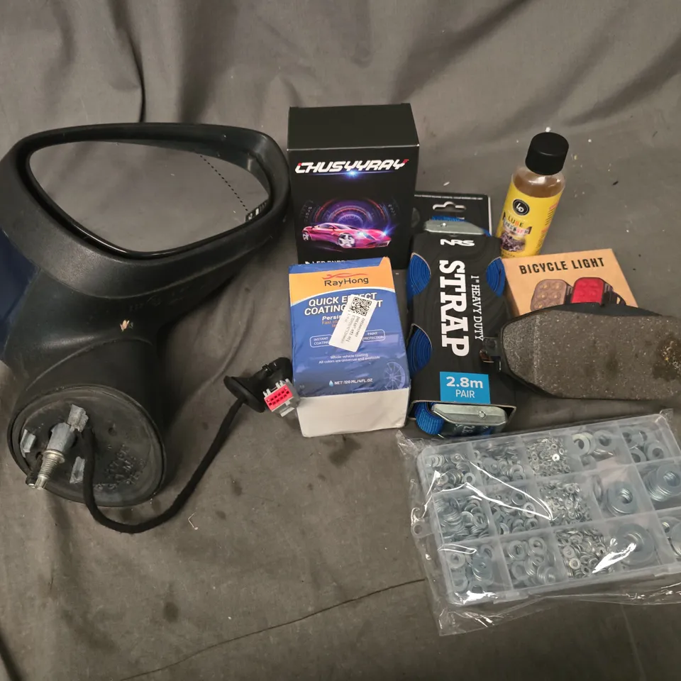 APPROXIMATELY 12 ASSORTED VEHICLE PARTS & ACCESSORIES TO INCLUDE WING MIRROR, HEAVY DUTY STRAP, BICYCLE LIGHT, ETC