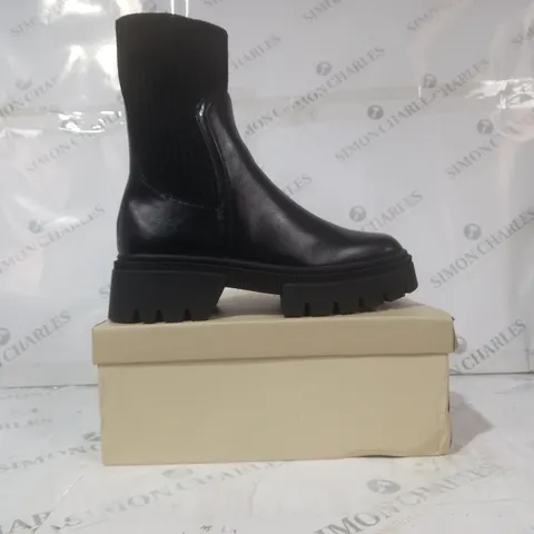 BOXED PAIR OF SIMMI LONDON CHUNKY BOOTS IN BLACK UK SIZE 7