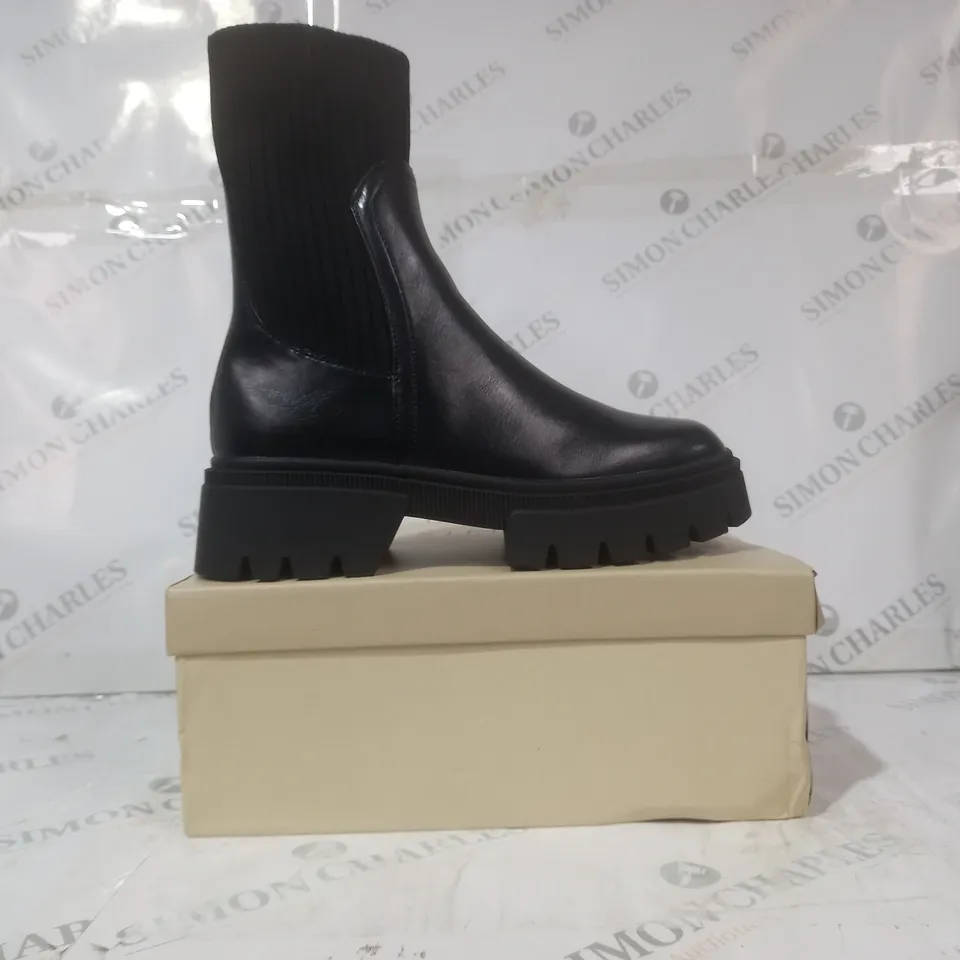 BOXED PAIR OF SIMMI LONDON CHUNKY BOOTS IN BLACK UK SIZE 7