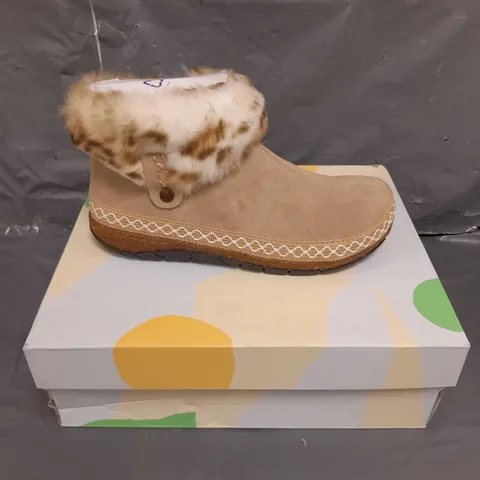 BOXED PAIR OF EARTH ORIGINALS EMMALYN BOOTIES IN BEIGE SIZE 6