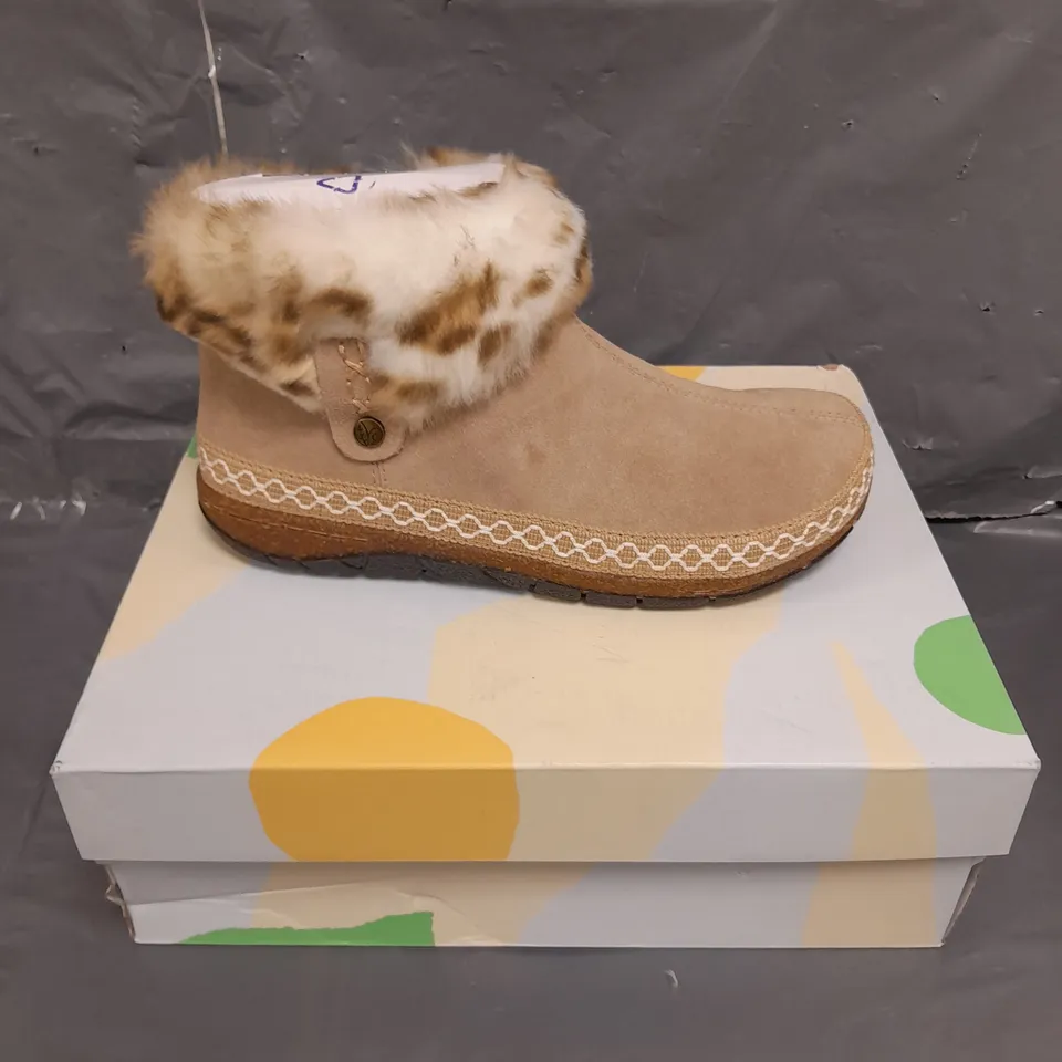 BOXED PAIR OF EARTH ORIGINALS EMMALYN BOOTIES IN BEIGE SIZE 6