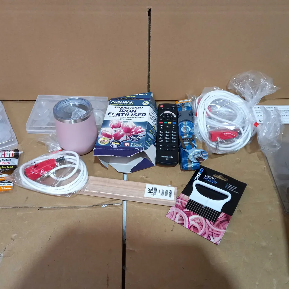 TOTE OF APPROXIMATELY 16 ASSORTED ITEMS TO INCLUDE A RSG COLLAR, SEQUESTERED IRON FERTILISER AND A CLEAR CUTTONG PAD