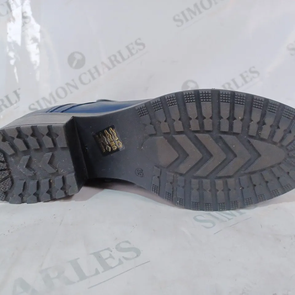 BOXED PAIR OF MODA IN PELLE BEZZIE BOOTS IN NAVY SIZE 6