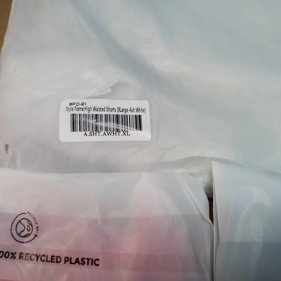 LOT OF APPROX 4 PACKAGED LOUNGE PRODUCTS VARYING IN STYLE/COLOUR/SIZE