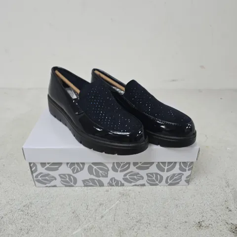 SHOE TREE COMFORT BARBARA NAVY PATENT LOAFERS – UK 3