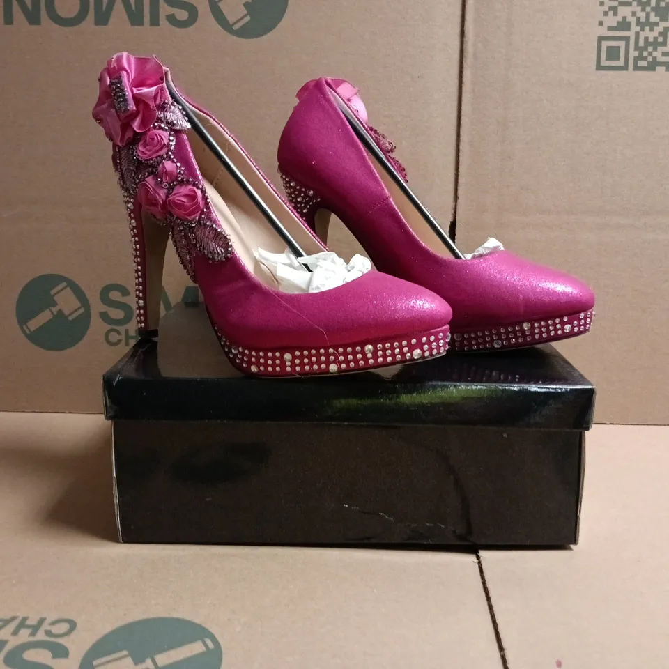 BOXED PAIR OF UNBRANDED CLOSED TOE WEDDING HEELS IN PINK W. FLORAL DETAIL SIZE 3