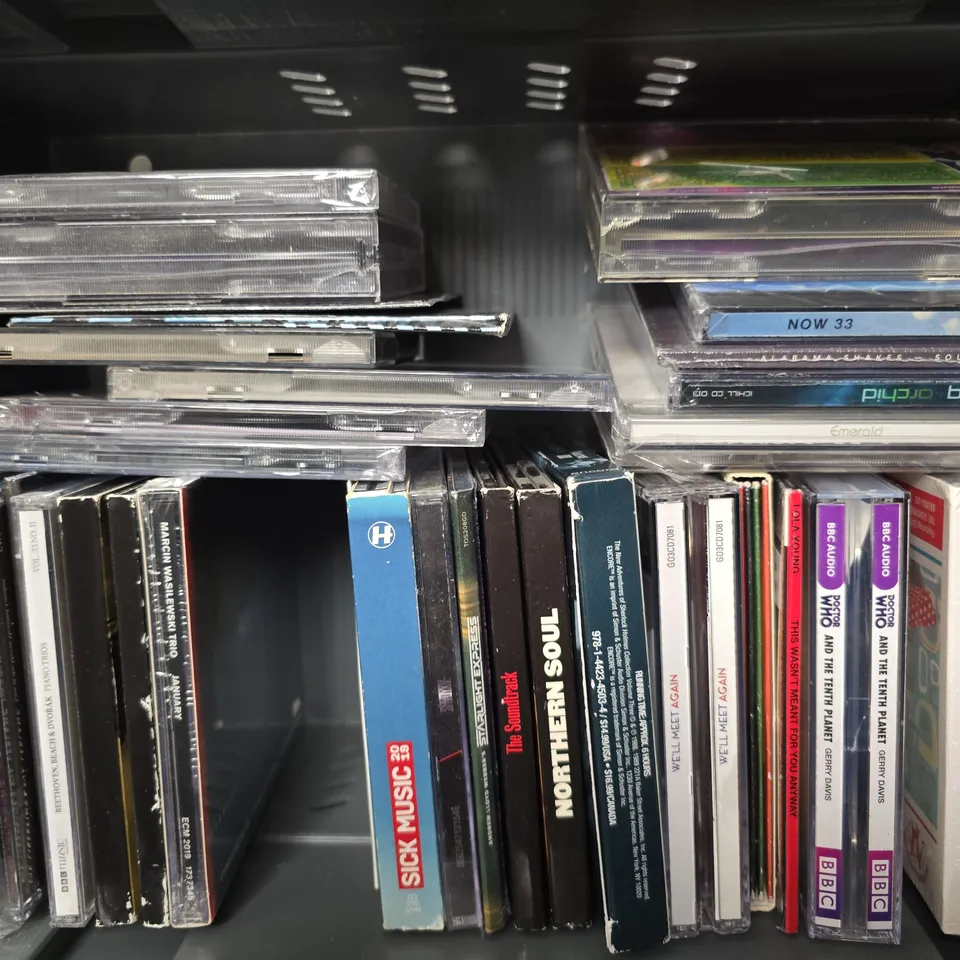 TOTE OF APPROXIMATELY 25 ASSORTED CD'S TO INCLUDE - FEELS LIKE HOME , MAGIC 90S , DEEP HOUSE MINISTRY OF SOUND ETC