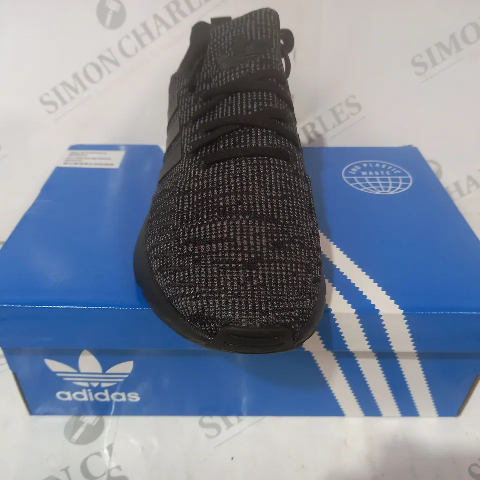 BOXED PAIR OF ADIDAS SWIFT RUN 22 J SHOES IN GREY/BLACK UK SIZE 3.5