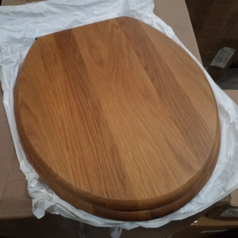 BOXED ROPER RHODES TRADITIONAL SOFT CLOSE TOILET SEAT - HONEY OAK