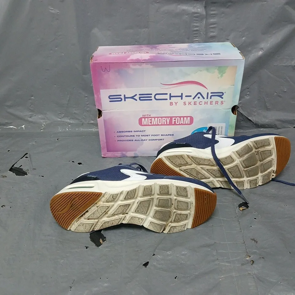BOXED PAIR OF SKETCHERS AIR COURT TRAINER NAVY SIZE 5 