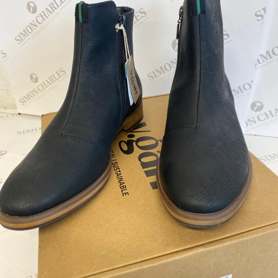 BOXED PAIR OF V.GAN MUSTARDB BLACK BOOTS SIZE 44