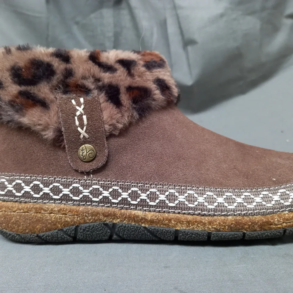 BOXED PAIR OF EARTH ORIGINS EMMALYN BOOTIES IN CHOCOLATE SIZE 5