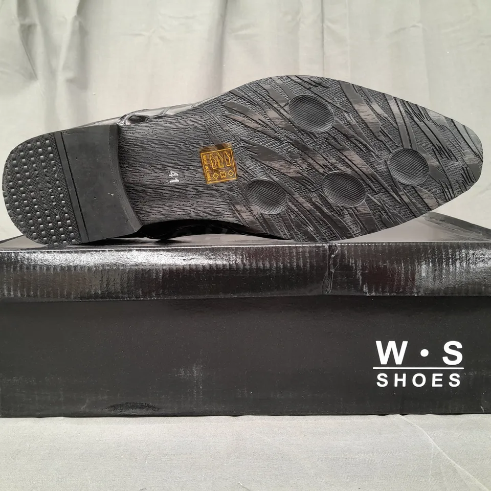 BOX OF APPROXIMATELY 6 PAIRS OF W.S SLIP-ON SHOES IN BLACK - VARIOUS SIZES