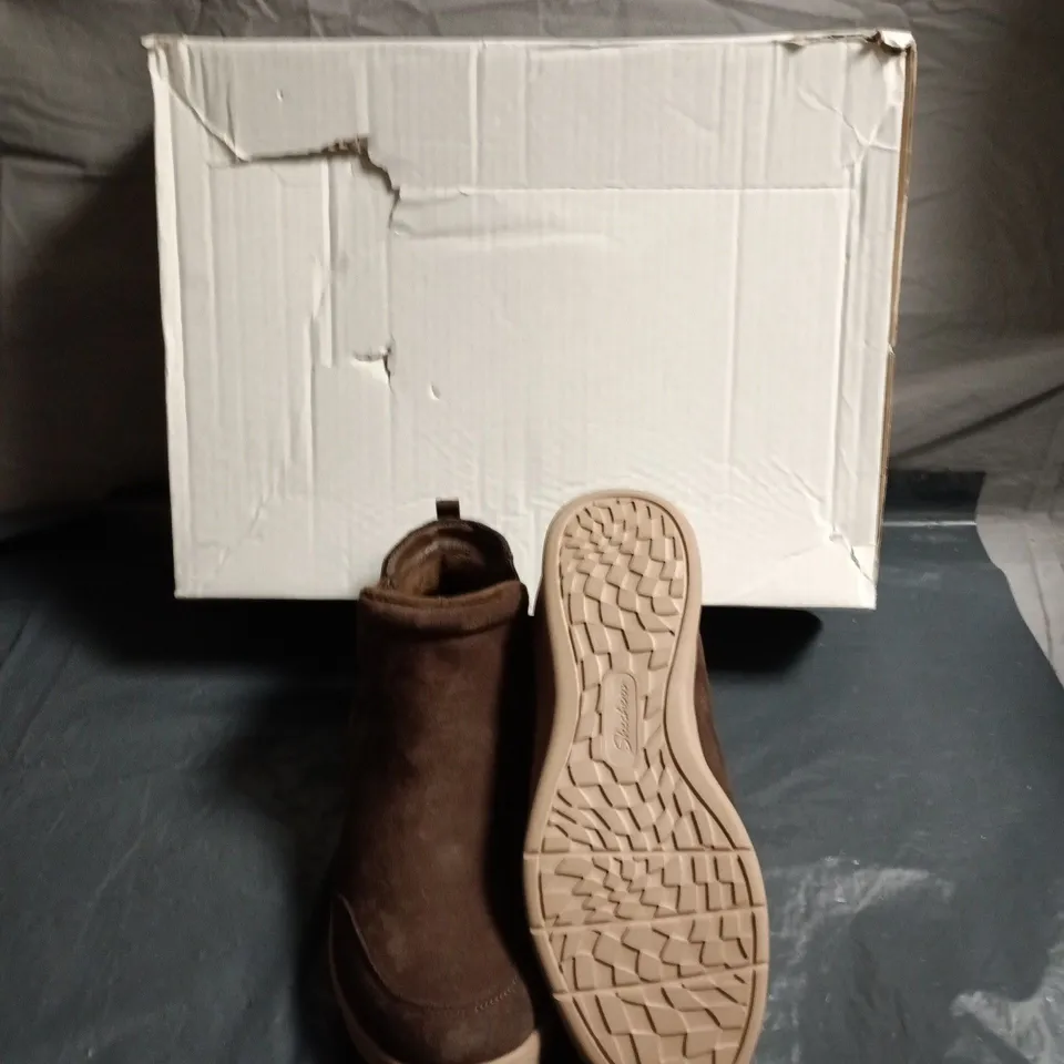 SKECHERS BROWN SUEDE CHELSEA BOOTS – MEN'S ANKLE BOOTS - SIZE UK 7 