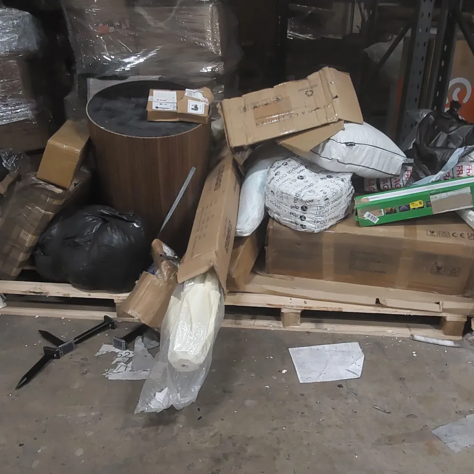 PALLET CONTAINING A LARGE QUANTITY OF ASSORTED FURNITURE ITEMS ECT