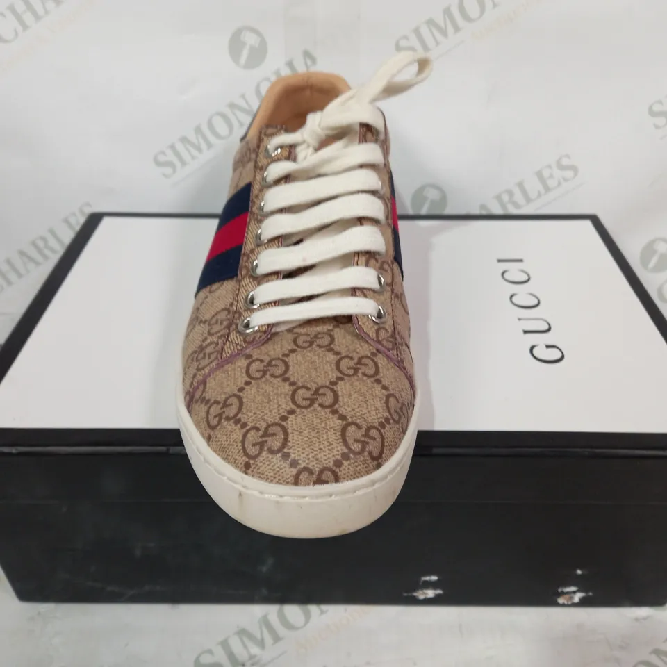 BOXED PAIR OF GUCCI SHOES IN BEIGE/NAVY/RED EU SIZE 40