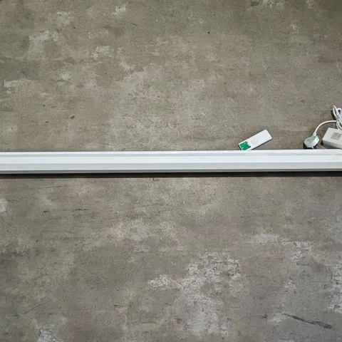 REMOTE CONTROL PROJECTOR SCREEN IN WHITE - PICTURE SIZE UNSPECIFIED