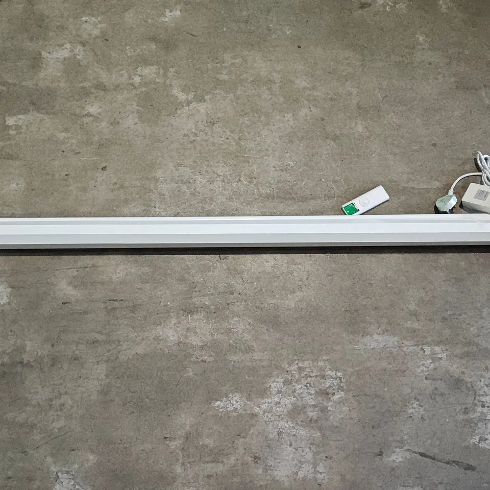 REMOTE CONTROL PROJECTOR SCREEN IN WHITE - PICTURE SIZE UNSPECIFIED