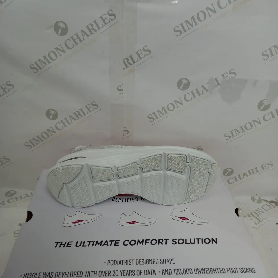 UNBOXED PAIR OF SKETCHERS ARCH COOLED TRAINER IN WHITE SIZE 6
