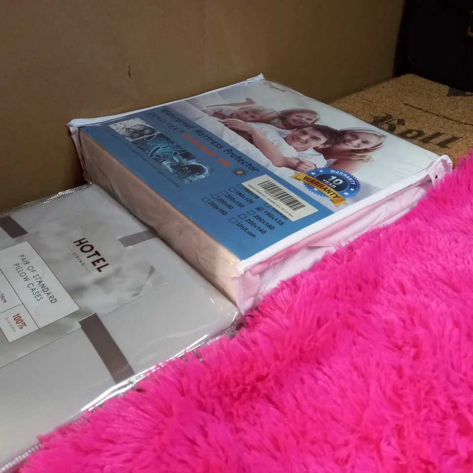 LARGE BOX OF APPROXIMATELY 20 ASSORTED HOUSEHOLD ITEMS TO INCLUDE: BABY PINK RUG, DOUBLE FITTED SHEETS, HOT PINK FLUFFY PILLOW CASES