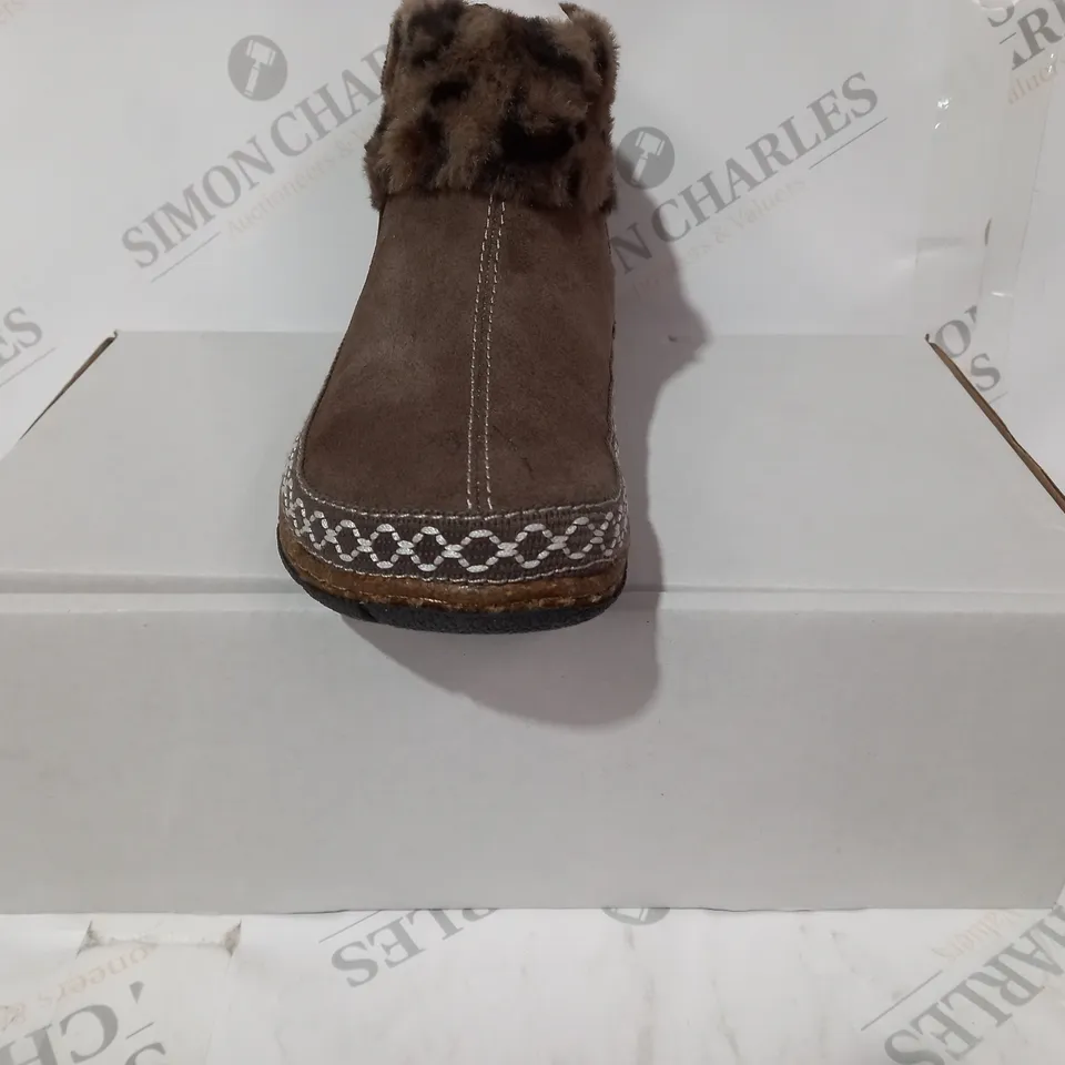 BOXED PAIR OF EARTH ORIGINS EMMALYN SUEDE BOOTIES IN CHOCOLATE SIZE 5