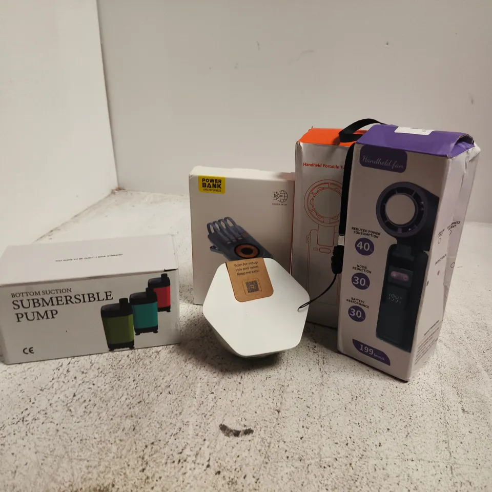 APPROXIMATELY 10 ASSORTED ELECTRICAL ITEMS TO INCLUDE SUBMERSIBLE PUMP, HANDHELD FAN, POWER BANK, ETC