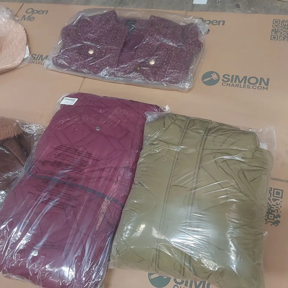 PALLET CONTAINING APPROXIMATELY 100x BRAND NEW ASSORTED DESIGNER CLOTHING ITEMS INCLUDING: JD WILLIAMS COAT, SIMPLY BE COAT, JULIPA COAT, JD WILLIAMS HAT ECT