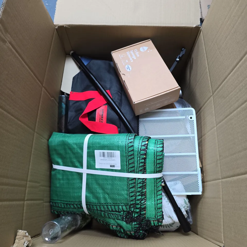 BOX OF APPROXIMATELY 15 ASSORTED HOUSEHOLD ITEMS INCLUDING THERMAL LABELS , SEEP 12 ECO SPONGE SCOURERS AND 3 PACK 120 LITRE GARDEN WASTE BAGS 