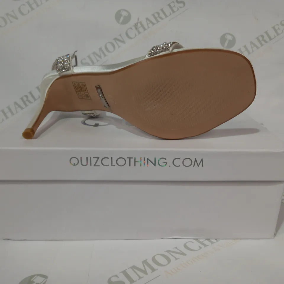 BOXED PAIR OF QUIZ BRIDAL OPEN TOE STRAPPY HIGH HEELS IN SATIN WHITE W. PEARL/JEWEL EFFECT EU SIZE 40