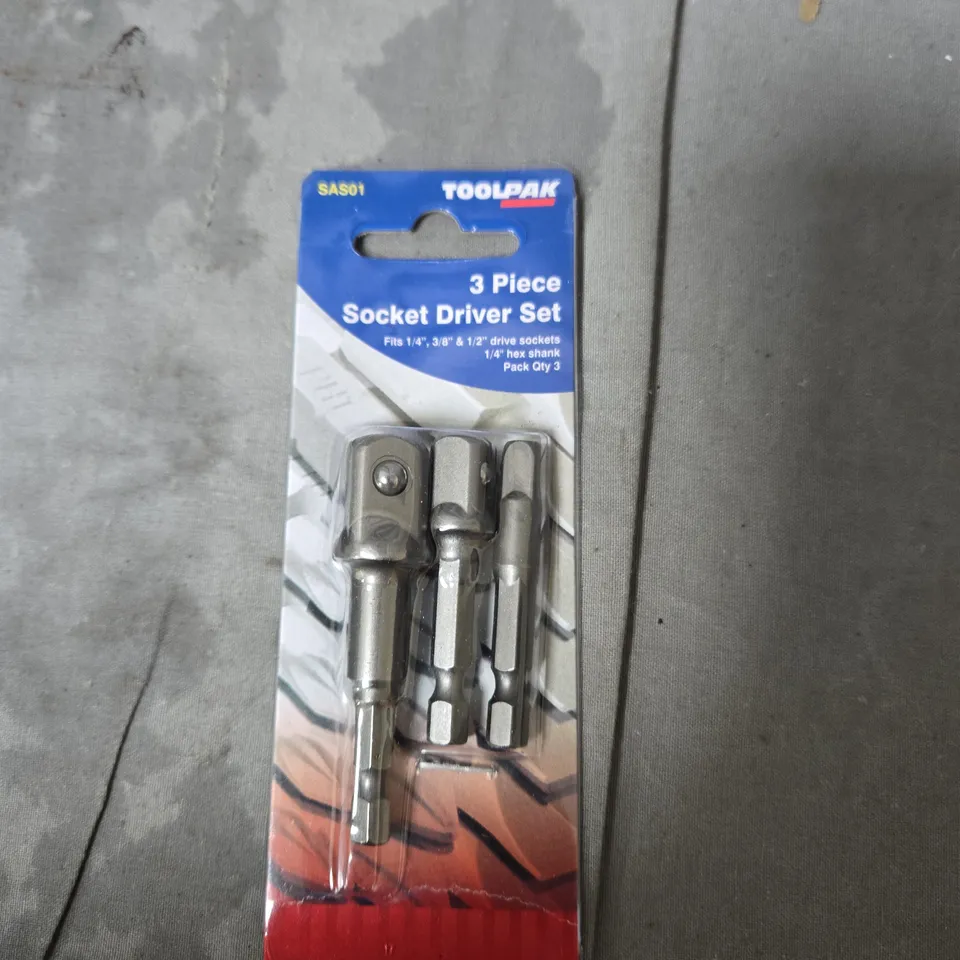 APPROXIMATELY 12 ASSORTED AUTOMOTIVE ITEMS INCLUDING 3 IN 1 CAR PLAY , TRP BULB AND 3PC SOCKET DRIVER SET