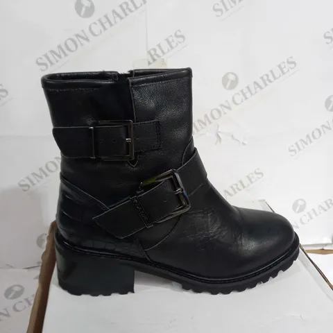 BOXED PAIR OF MODA IN PELLE CORNELLE BLACK LEATHER BOOTS - UK 6