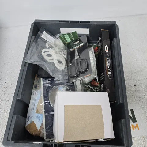 BOX CONTAINING A MIX OF APPROXIMATELY 15 ASSORTED ITEMS INCLUDING LOCK, PLANT CLIMBING SUPPORT, CUTLERY SET ETC.