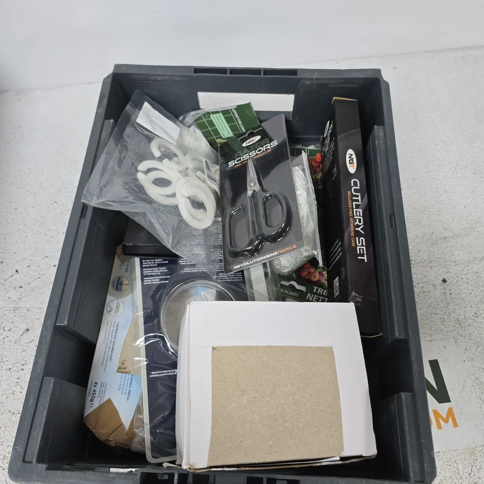 BOX CONTAINING A MIX OF APPROXIMATELY 15 ASSORTED ITEMS INCLUDING LOCK, PLANT CLIMBING SUPPORT, CUTLERY SET ETC. 