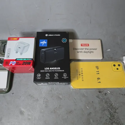 APPROXIMATELY 12 ASSORTED ITEMS TO INCLUDE - LOS ANGLES 5000 MAH , VELUX POWER BANK , PHONE CASES ETC