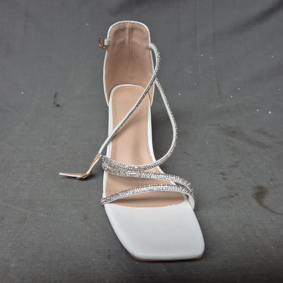 BOXED PAIR OF UNBRANDED OPEN TOE BLOCK HEEL SANDALS IN WHITE W. DIAMANTE EFFECT EU SIZE 38