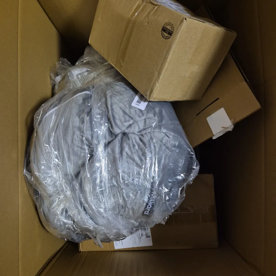 APPROXIMATELY 7 ASSORTED HOUSEHOLD PRODUCTS TO INCLUDE LED DESK LAMP, SHOES, CLOCK ETC 