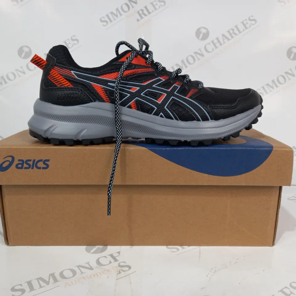 BOXED PAIR OF ASICS TRAIL SCOUT 2 TRAINERS IN BLACK/ORANGE UK SIZE 5.5