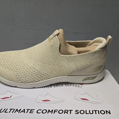BOXED SKETCHERS ARCH FIT SIZE 7