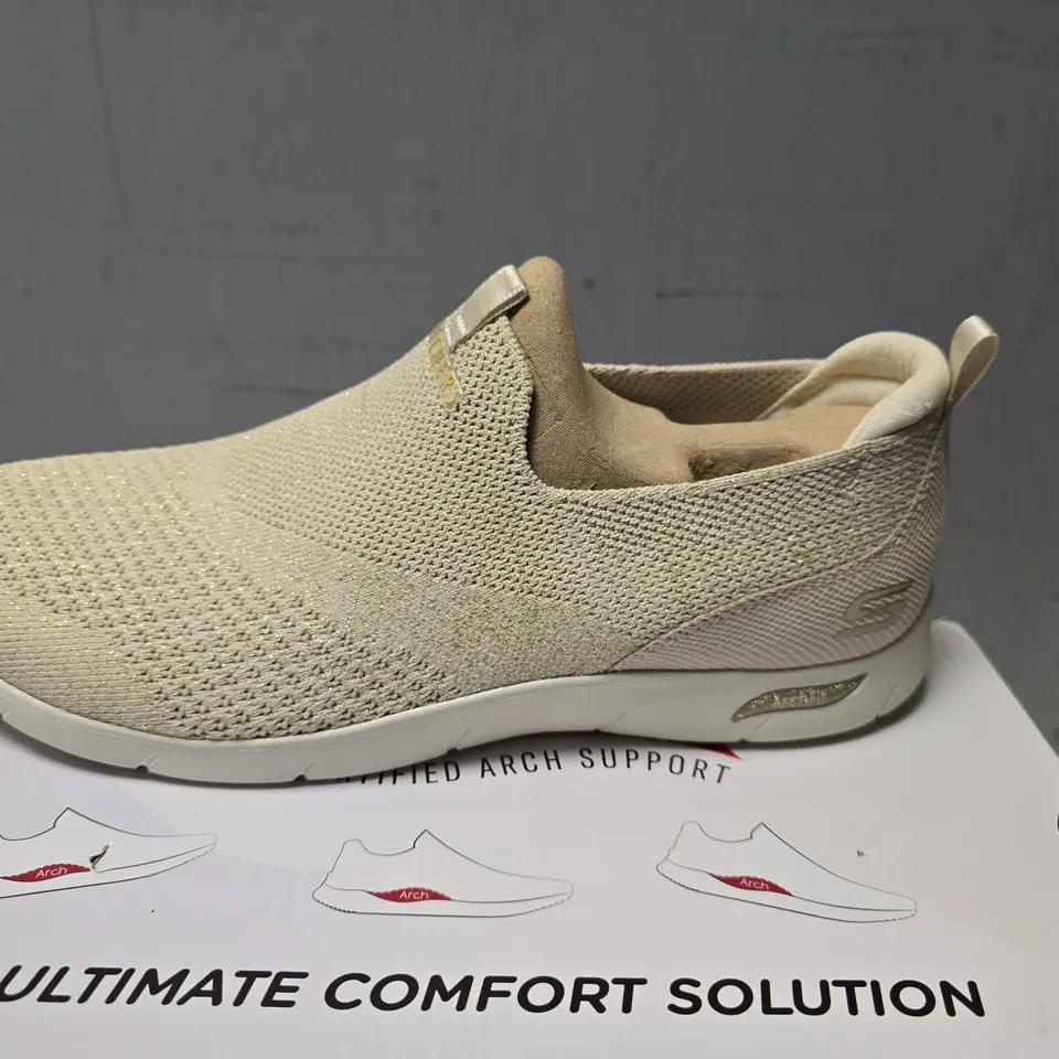 BOXED SKETCHERS ARCH FIT SIZE 7