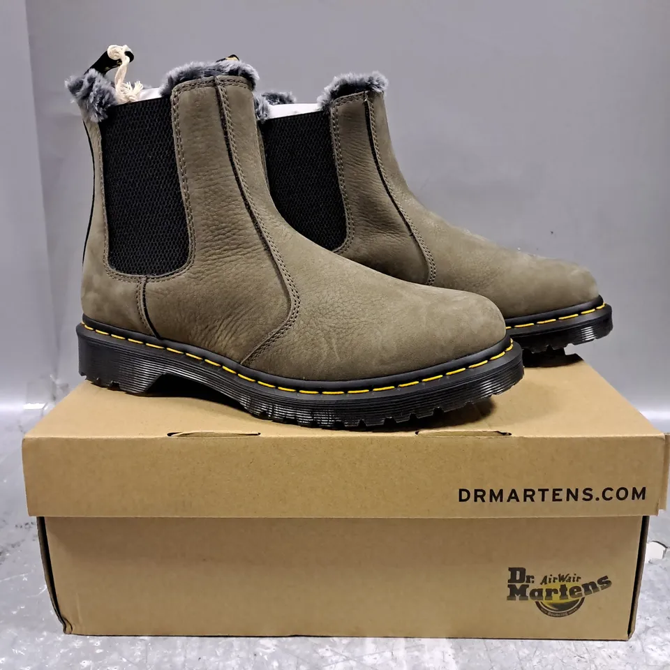 BOXED PAIR OF DR MARTENS 2976 LEONORE ELASTIC SIDED ANKLE BOOTS IN GREY UK SIZE 7