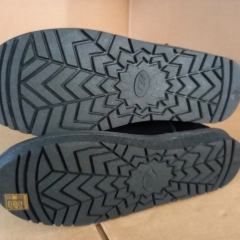 UGG BLACK BOOTS - 41