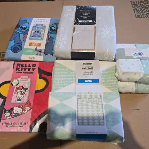 BOX OF APPROXIMATELY 12 ASSORTED BEDDING AND SOFT FURNISHING  ITEMS TO INCLUDE - BRUSHED COTTON DUVET SET DOUBLE , SINGLE DUVET SET , COMPLETE SHEET SET KING ETC