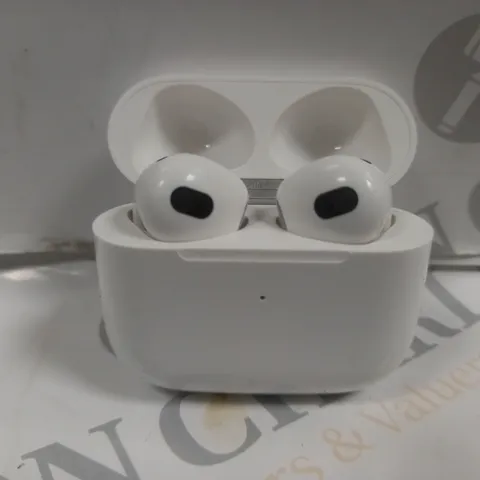 TRUE WIRELESS EARBUDS IN WHITE