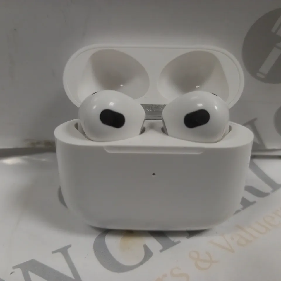 TRUE WIRELESS EARBUDS IN WHITE