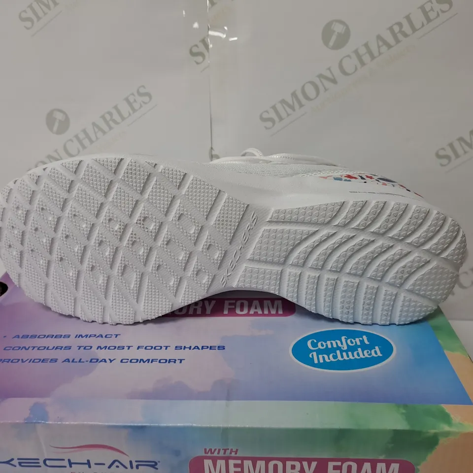 BOXED PAIR OF SKETCHERS WOMEN'S TRAINERS - WHITE // SIZE: 9.5 UK 