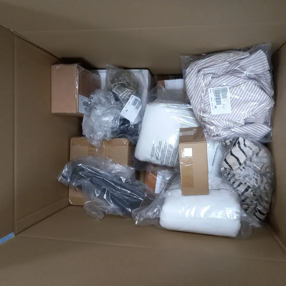 BOX OF APPROXIMATELY 15 ASSORTED ITEMS TO INCLUDE: CLOTHING, PILLOW CASES, LED LIGHTS ETC