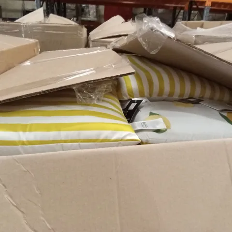PALLET CONTAINING A LARGE QUANTITY OF PILLOWS